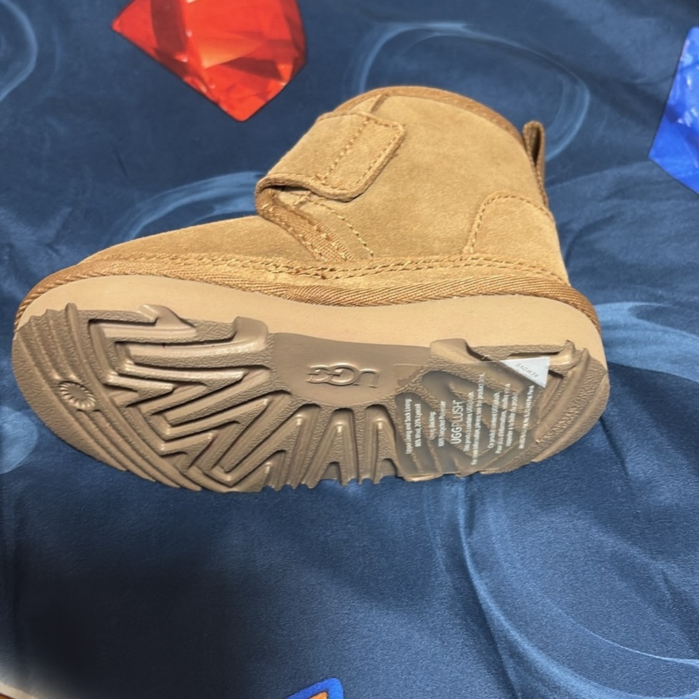 New UGG - Picture 3 of 4